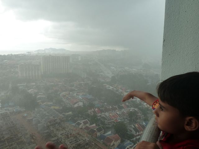 Gisi in Penang. Eine Regenfront zieht über die Insel.
